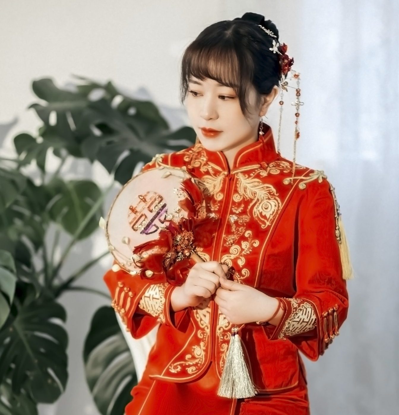 Asian girl wearing chinese wedding costume